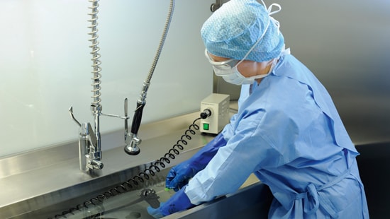 Pulizia manuale per il trattamento dello strumentario chirurgico