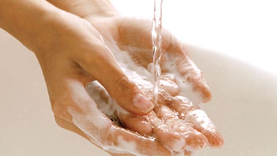 Una persona mentre si lava le mani mostrandoci l'igiene personale delle proprie mani