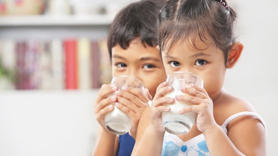 children drinking milk