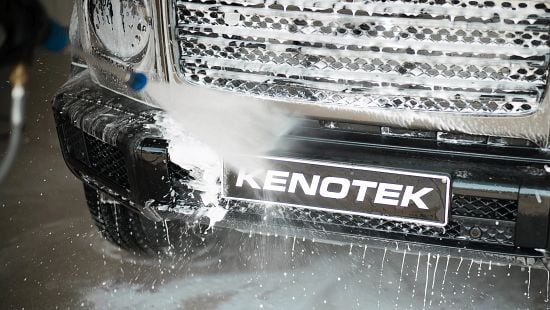 La parte anteriore dell'auto Kenotek viene spruzzata manualmente con prodotti per la pulizia Kenotek.